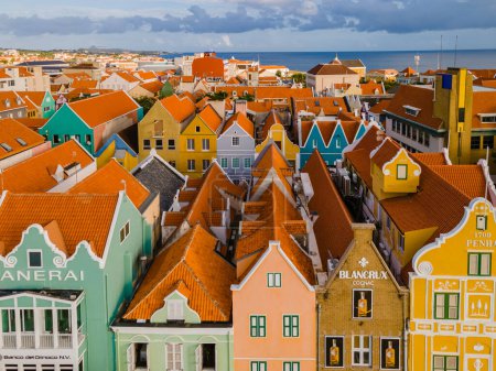 Foto de Willemstad Curazao Marzo 2021, coloridos edificios alrededor de Willemstad Punda y Otrobanda, casas multicolores Curazao Willemstad Caribean Island - Imagen libre de derechos