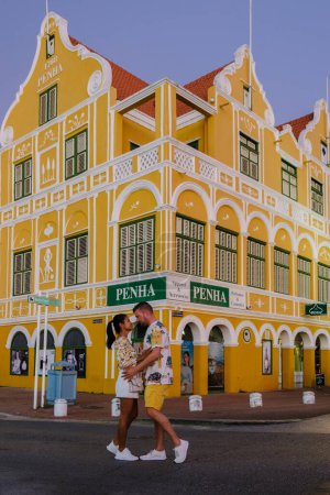 Foto de Willemstad Curazao Marzo 2021, visita turística alrededor de los coloridos edificios alrededor de Willemstad Punda y Otrobanda, casas multicolores Curazao Caribean Island - Imagen libre de derechos
