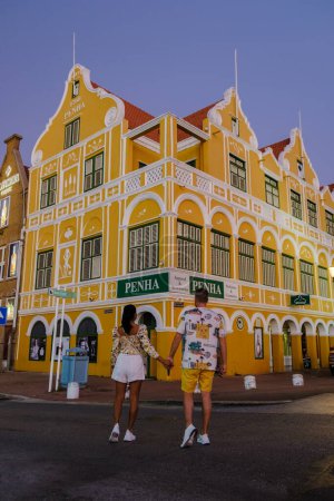Téléchargez les photos : Willemstad Curaçao Mars 2021, visites touristiques autour des bâtiments colorés autour de Willemstad Punda et Otrobanda, maisons multicolores Curaçao île des Caraïbes - en image libre de droit