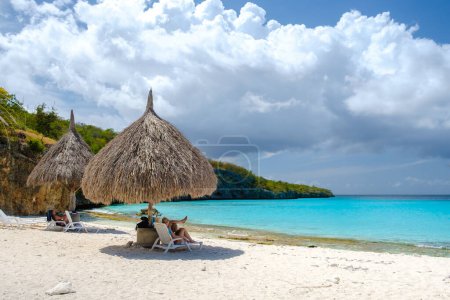 Foto de Playa de Cas Abao Playa de Cas Abao Isla caribeña de Curazao Marzo 2021, Playa de Cas Abao en Curazao Playa blanca tropical caribeña con un azul turqouse océano de color con turista tomando el sol en la playa - Imagen libre de derechos
