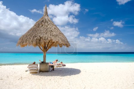 Téléchargez les photos : Plage de Cas Abao Playa Cas Abao île caribéenne de Curaçao Mars 2021, Playa Cas Abao à Curaçao Plage de sable tropical des Caraïbes avec une turque bleue couleur océan avec bain de soleil touristique sur la plage - en image libre de droit