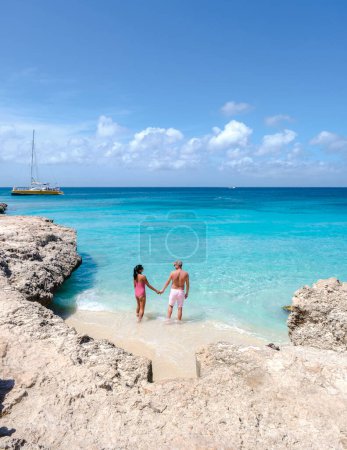 Foto de Tres Trapi Steps Triple Steps Beach, Aruba completamente vacío, Playa popular entre los lugareños y turistas para bucear y bucear, pareja de hombres y mujeres en un océano cristalino en el Caribe - Imagen libre de derechos
