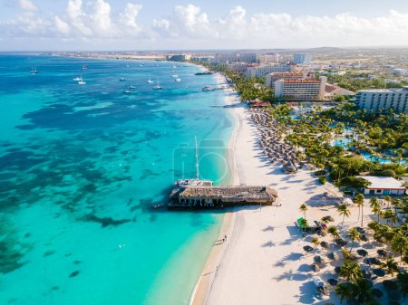 Téléchargez les photos : Palm Beach Aruba Caraïbes, longue plage de sable blanc avec palmiers aux Antilles Aruba. - en image libre de droit