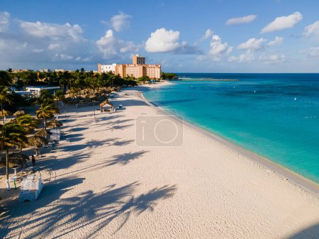 Téléchargez les photos : Palm Beach Aruba Caraïbes, longue plage de sable blanc avec des palmiers et un océan bleu aux Antilles Aruba. - en image libre de droit