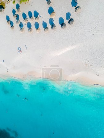 Téléchargez les photos : Eagle Beach Aruba, Palmiers sur le rivage d'Eagle Beach à Aruba, une vue aérienne de drone à la plage - en image libre de droit