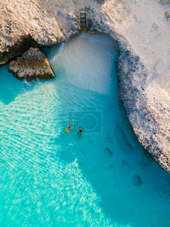 Foto de Tres Trapi Steps Triple Steps Beach, Aruba, Playa popular entre los lugareños y turistas para bucear y bucear, pareja de hombres y mujeres en un océano cristalino en el Caribe - Imagen libre de derechos