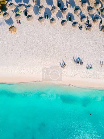 Foto de Eagle Beach Aruba, Palmeras en la costa de Eagle Beach en Aruba, una vista aérea de drones en la playa - Imagen libre de derechos