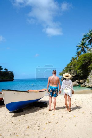 Téléchargez les photos : Un couple d'hommes et de femmes à Playa Lagun Beach Cliff Curaçao, Lagun Beach Curaçao une petite île dans les Caraïbes pendant les vacances à Curaçao Antilles néerlandaises - en image libre de droit