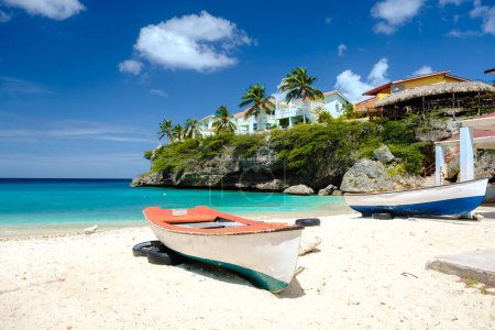 Barco pesquero de madera en Playa Lagun Beach Curacao, Lagun Beach Curacao una pequeña isla en el Caribe. playa tropical blanca en la isla caribeña de Curazao 