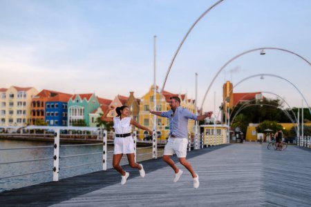 Téléchargez les photos : Willemstad Curaçao, bâtiments colorés autour de Willemstad Punda et Otrobanda, maisons multicolores Curaçao île des Caraïbes, hommes et femmes en vacances Curaçao. - en image libre de droit