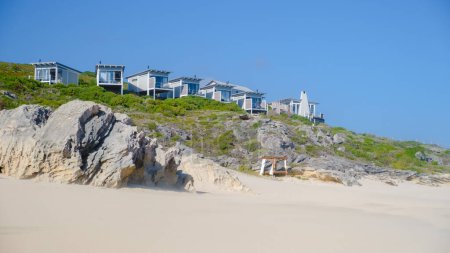 Téléchargez les photos : Resort de luxe avec villa de plage à De Hoop Nature Reserve Afrique du Sud Cap Occidental Février 2022, la plus belle plage d'Afrique du Sud avec les dunes blanches partie de la route du jardin. - en image libre de droit