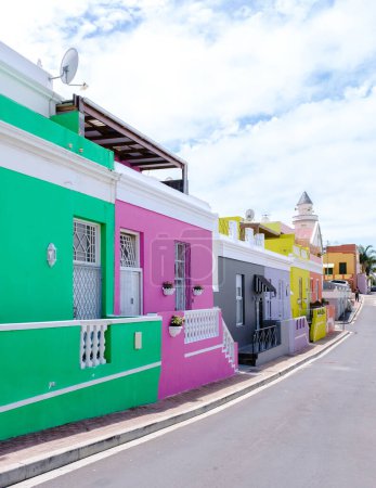 Téléchargez les photos : Bo Kaap Canton de rue coloré au Cap, est une rue colorée avec des maisons en Afrique du Sud. Bo Kaap ou ancien quartier du quartier malais - en image libre de droit