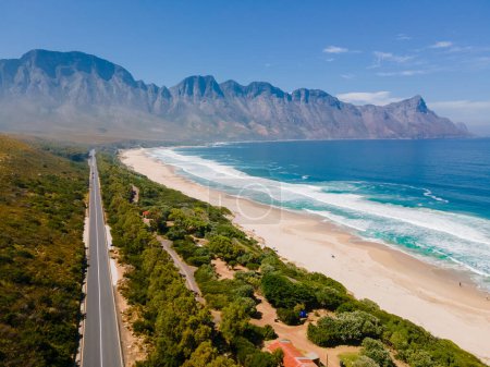 Téléchargez les photos : Kogelbay Beach Western Cape Afrique du Sud, Kogelbay Rugged Coast Line avec route de montagne spectaculaire. Route du jardin - en image libre de droit