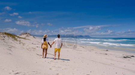 Téléchargez les photos : Cape Nature Walker Bay plage près de Hermanus Western Cape Afrique du Sud. plage blanche et ciel bleu, dunes de sable à la plage en Afrique du Sud, couple homme et femme à la plage walker Bay réserve naturelle - en image libre de droit