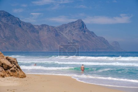 Téléchargez les photos : Kogelbay Beach Western Cape Afrique du Sud, Kogelbay Rugged Coast Line avec route de montagne spectaculaire. Route du jardin pendant l'été - en image libre de droit