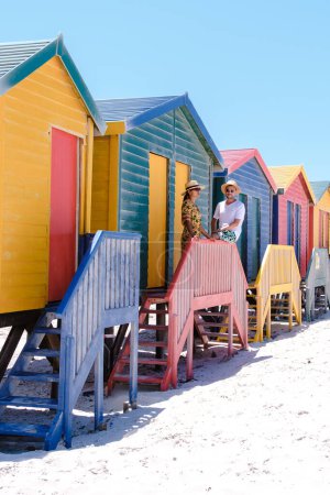 Téléchargez les photos : Maison de plage colorée à Muizenberg plage Le Cap, cabanes de plage, Muizenberg, Le Cap, False Bay, Afrique du Sud. Couple d'hommes et de femmes sur la plage pendant les vacances au Cap - en image libre de droit