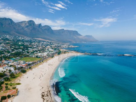 Foto de Camps Bay Cape Town, Camps Bay vista aérea de drones de playa durante el verano en Ciudad del Cabo Sout Africa, vista de drones en la playa durante el verano - Imagen libre de derechos