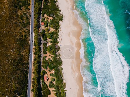 Foto de Kogelbay Beach Western Cape South Africa, Kogelbay Rugged Coast Line con espectaculares montañas. Ruta del jardín. Vista aérea del dron - Imagen libre de derechos