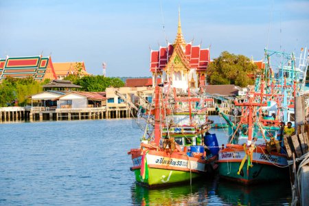 Téléchargez les photos : Bangsaray Pattaya Thaïlande, bateaux de pêche en bois colorés au coucher du soleil au port de pêche au village de pêcheurs Bangsaray. - en image libre de droit