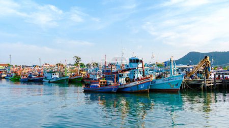 Téléchargez les photos : Bangsaray Pattaya Thaïlande Mai 2023, port de pêche au village de pêcheurs Bangsaray au coucher du soleil avec des bateaux de pêche en bois colorés - en image libre de droit