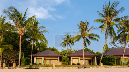 Téléchargez les photos : Maison moderne avec piscine, villa moderne avec piscine à la plage, villa de luxe à la plage avec vue sur l'océan - en image libre de droit
