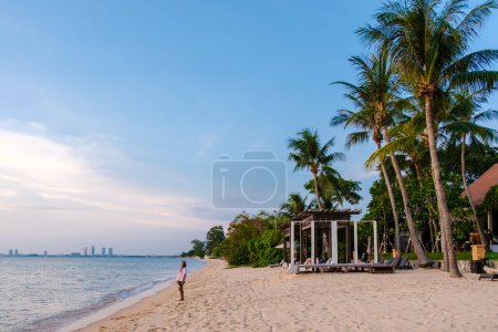 Téléchargez les photos : La belle plage de Bangsaray Pattaya Thaïlande au coucher du soleil - en image libre de droit