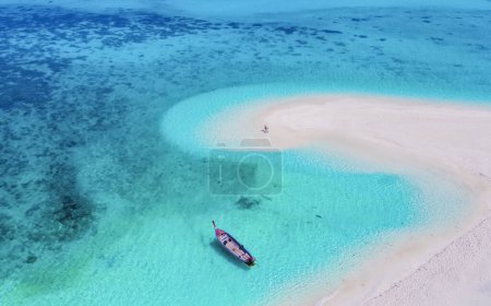 Téléchargez les photos : Couple d'hommes et de femmes sur un banc de sable blanc dans l'océan de Koh Lipe Island sud de la Thaïlande, avec turqouse couleur océan et plage de sable blanc barre de sable à Ko Lipe. - en image libre de droit