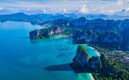 Foto de Railay Beach Krabi Tailandia, la playa tropical de Railay Krabi, vista panorámica de la idílica playa de Railay en Tailandia con enormes rocas de piedra caliza - Imagen libre de derechos