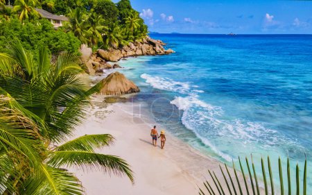 Anse Patates Strand, La Digue Insel, Seychellen, Drohnen Luftaufnahme von La Digue Seychellen Vogelperspektive. Ältere Männer und Frauen im Urlaub auf den Seychellen