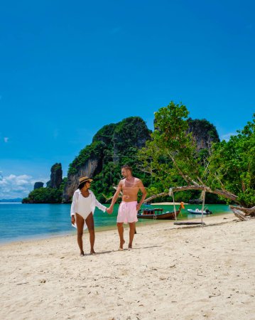Téléchargez les photos : Koh Phakbia Island est près de Koh Hong Krabi, une belle plage de sable blanc à Krabi Thaïlande. Jeune femme asiatique et les hommes européens sur la plage. - en image libre de droit