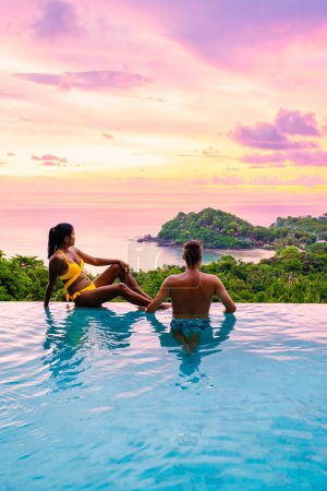 Téléchargez les photos : Couple hommes et femmes en vacances de luxe dans une villa piscine. hommes et femmes près de la piscine - en image libre de droit