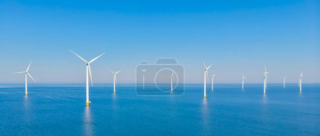 Foto de Parque de molinos de viento con un parque de turbinas de molino de viento cielo azul en el océano. Países Bajos Europa el parque eólico más grande de los Países Bajos en un día soleado - Imagen libre de derechos