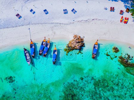 Téléchargez les photos : Vue sur drone sur la plage de l'île de Koh Lipe en Thaïlande, bateaux à queue longue dans l'océan de Ko Lipe - en image libre de droit