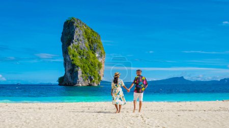 Foto de Koh Poda Krabi Tailandia, mujer asiática y hombres europeos caminando en la playa tropical de Koh Poda Island Krabi Tailandia. Hermosa playa tropical en Tailandia - Imagen libre de derechos