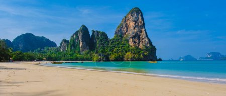 Téléchargez les photos : Railay Beach Krabi Thaïlande, la plage tropicale de Railay Krabi un jour d'été - en image libre de droit