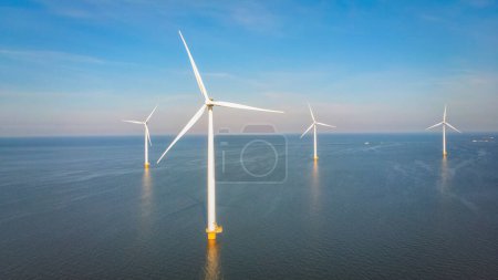 Foto de Parque de molinos de viento Westermeerdijk Países Bajos, turbina de molinos de viento con cielo azul en el océano, energía verde, concepto de calentamiento global - Imagen libre de derechos