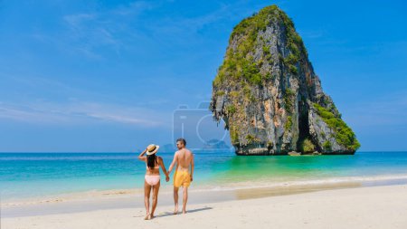 Foto de Railay Beach Krabi Thailand, the tropical beach of Railay Krabi, a couple of men and women on the beach, Panoramic view of idyllic Railay Beach in Thailand - Imagen libre de derechos