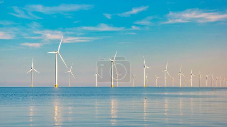 Foto de Parque de turbinas de molinos de viento con un cielo azul, parque de turbinas de molinos de viento en el océano. Países Bajos Europa el parque eólico más grande de los Países Bajos - Imagen libre de derechos