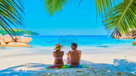 Foto de Anse Lazio Praslin Seychelles, una joven pareja de hombres y mujeres en una playa tropical durante unas vacaciones de lujo en Seychelles - Imagen libre de derechos