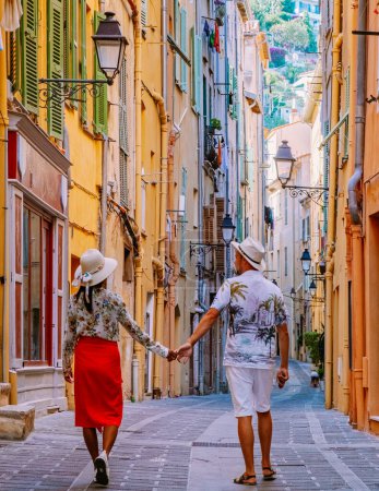 Foto de Un par de hombres y mujeres de vacaciones de verano en Francia visitan la ciudad de Menton Cote d Azure en la Riviera Francesa - Imagen libre de derechos