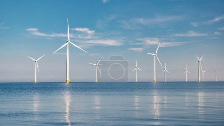 Téléchargez les photos : Éoliennes avec un ciel bleu dans l'océan Pays-Bas Europe le plus grand parc éolien aux Pays-Bas - en image libre de droit