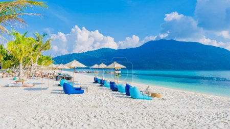 Téléchargez les photos : Chaises longues sur la plage de l'île de Koh Kradan en Thaïlande par une journée ensoleillée - en image libre de droit