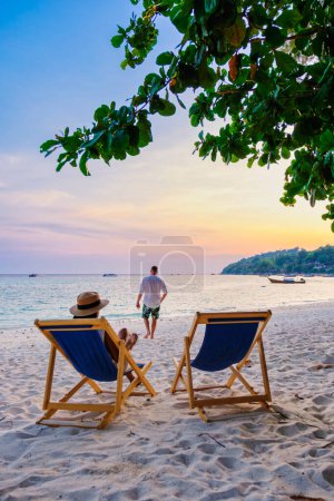 Foto de Pareja relajándose en una silla de playa en la playa de Koh Lipe Tailandia durante el atardecer - Imagen libre de derechos