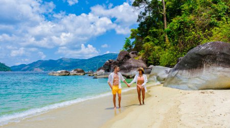 Téléchargez les photos : Koh Adang Island sud de la Thaïlande, un couple d'hommes et de femmes sur la plage avec un océan de couleur turqouse. - en image libre de droit