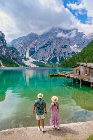 Téléchargez les photos : Un couple visite Braies Lac Lago di Braies Dolomites italiennes lac alpin Italie, Europe, hommes et femmes visitent Lago Di Braies pendant les vacances d'été en Europe - en image libre de droit