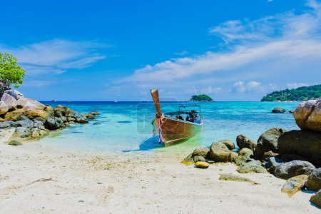 Téléchargez les photos : Couple sur la plage de l'île de Kla en face de l'île de Koh Lipe en Thaïlande du Sud, avec turqouse couleur océan et plage de sable blanc avec un kayak - en image libre de droit