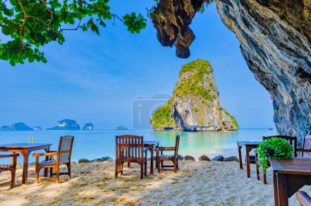 Téléchargez les photos : Le restaurant Grotto sur la plage de Railay Beach Krabi Thaïlande un jour d'été avec un ciel bleu - en image libre de droit