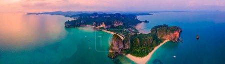 Téléchargez les photos : Coucher de soleil à Railay Beach Krabi Thaïlande, la plage tropicale de Railay Krabi, vue panoramique depuis un drone de Railay Beach idyllique en Thaïlande - en image libre de droit