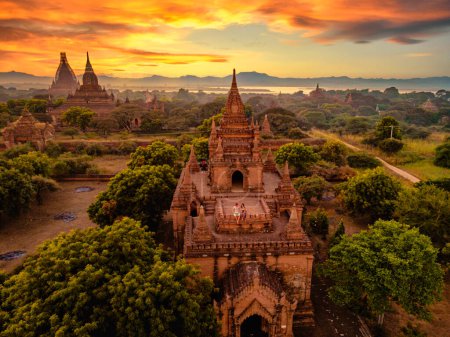 Téléchargez les photos : Bagan Myanmar, Sunrise au-dessus des temples et pagodes de Bagan Myanmar, Sunrise Pagan Myanmar temple et pagode. Hommes et femmes dans une vieille pagode - en image libre de droit