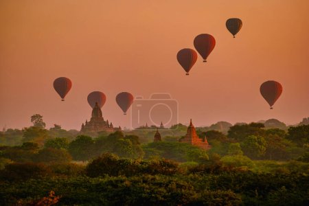 Foto de Bagan Myanmar, amanecer por encima de los templos y pagodas de Bagan Myanmar, Sunrise Pagan Myanmar templo y pagoda - Imagen libre de derechos